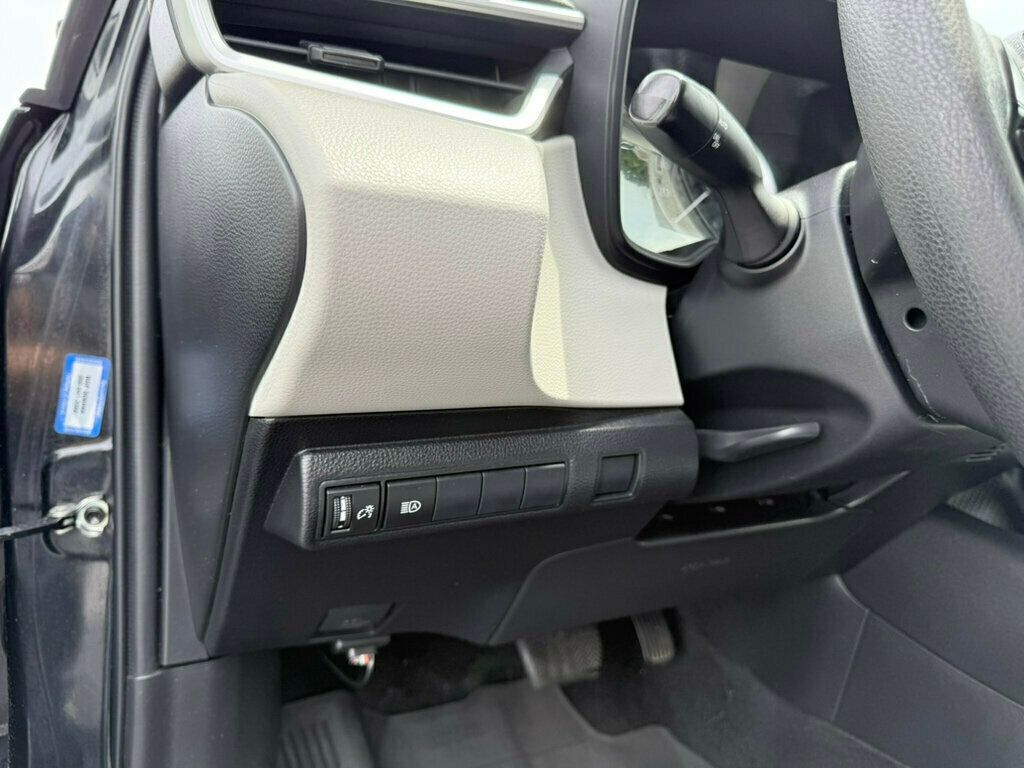 2020 Toyota Corolla LE photo 29