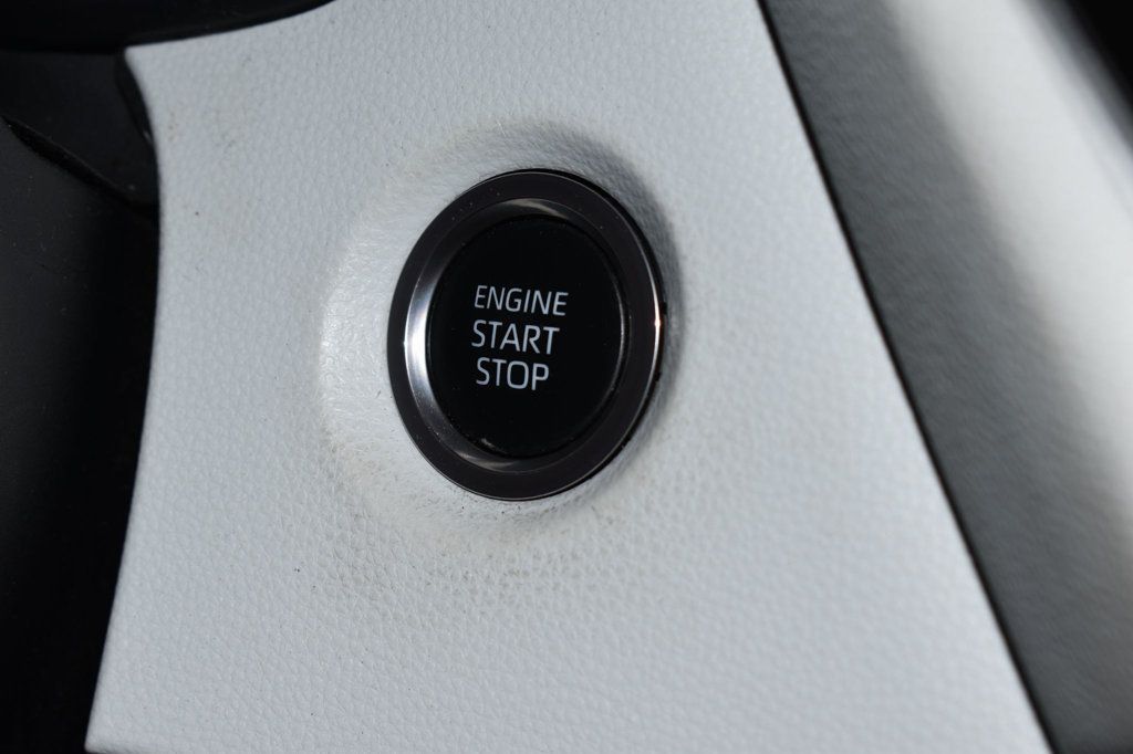 2020 Toyota Corolla Hatchback XSE CVT - 23013812 - 25