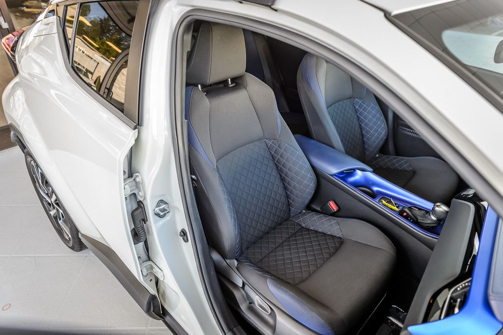 2020 Toyota C-HR C-HR XLE - LOW MILES - VERY WELL EQUIPPED - EXCELLENT CONDITION - 23068530 - 39