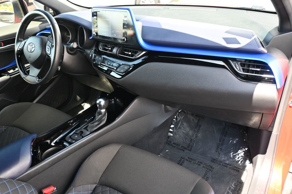 Toyota C-HR photo 9