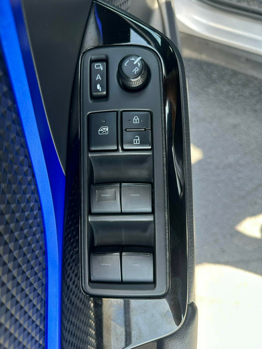 2020 Toyota C-HR XLE FWD - 23053093 - 29