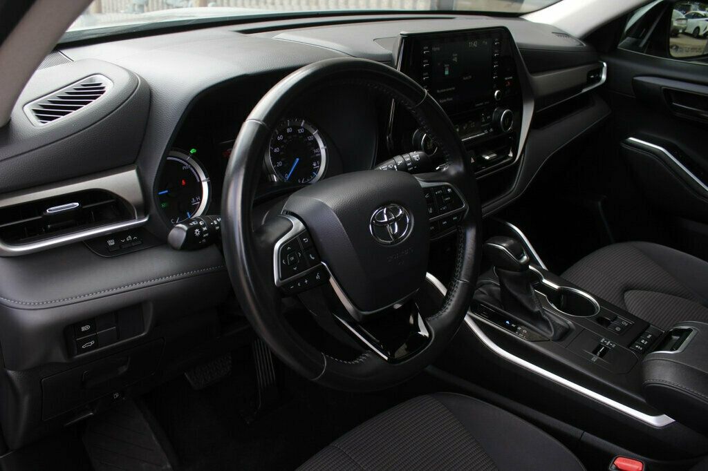 2020 Toyota Highlander LE Hybrid photo 24