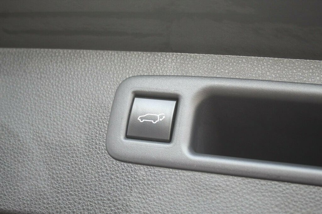 2020 Toyota Highlander LE Hybrid photo 33