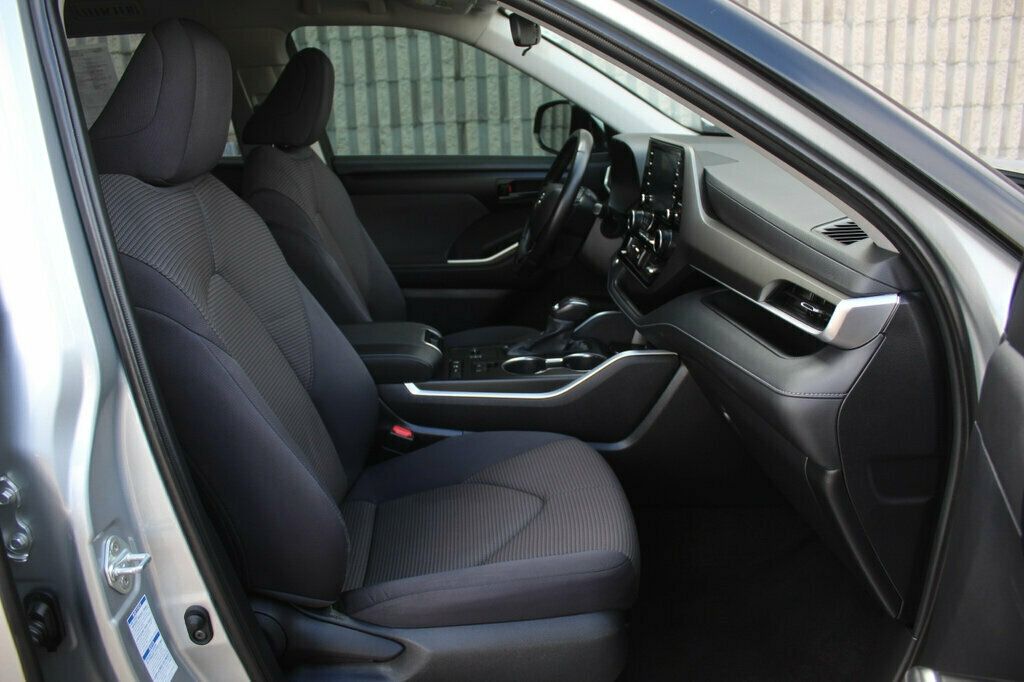 2020 Toyota Highlander LE Hybrid photo 6