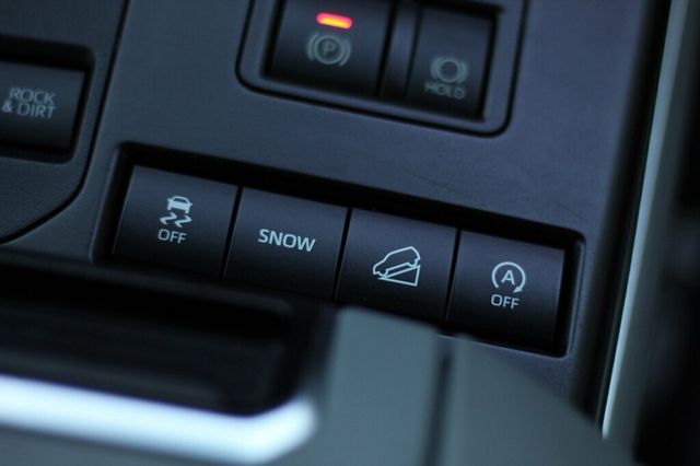 2020 Toyota Highlander AWD LE w/ NEW TIRES , NEW BRAKE SERVICE - 22944279 - 32