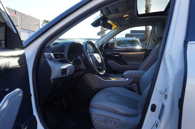 2020 Toyota Highlander LIMITED, PREMIUM WHEELS, LEATHER SEATS, MOON ROOF, THIRD ROW - 23068136 - 16