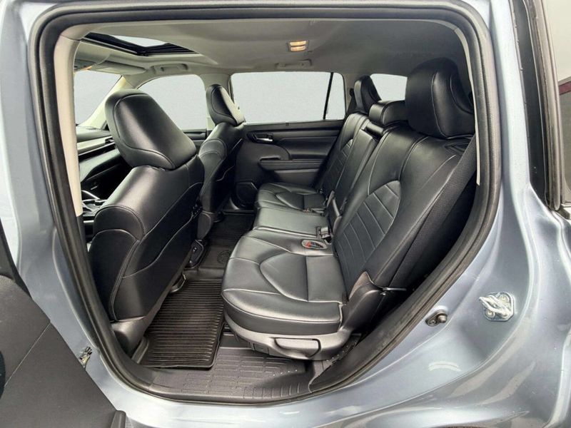 2020 Toyota Highlander XLE FWD - 23031424 - 28