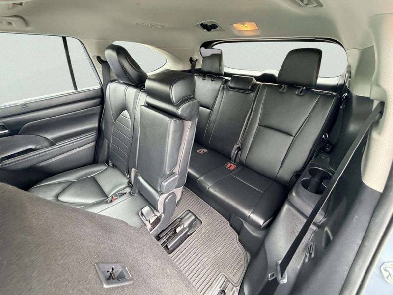 2020 Toyota Highlander XLE FWD - 23031424 - 30