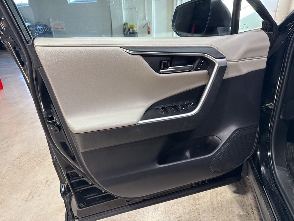 2020 Toyota RAV4 Hybrid Limited AWD - 22976574 - 32