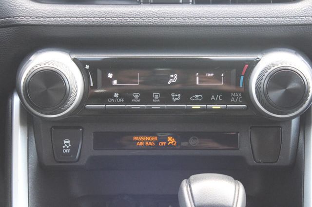 2020 Toyota RAV4 LE FWD - 22905607 - 16