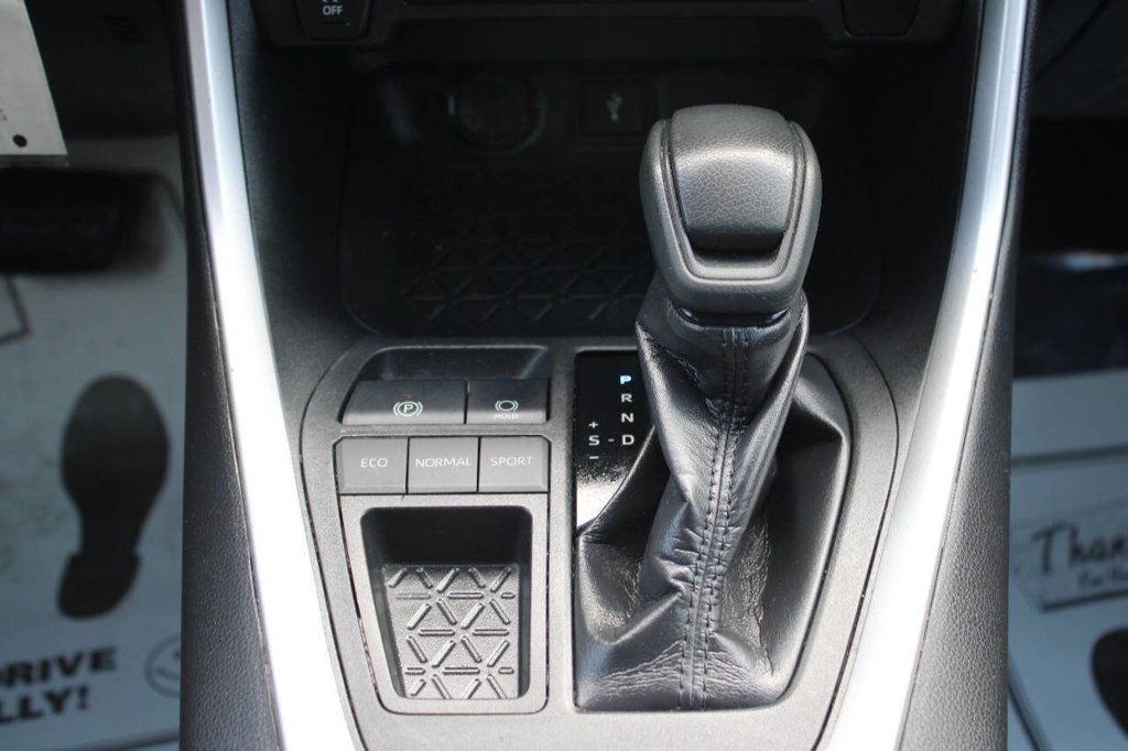 2020 Toyota RAV4 LE FWD - 22905607 - 17