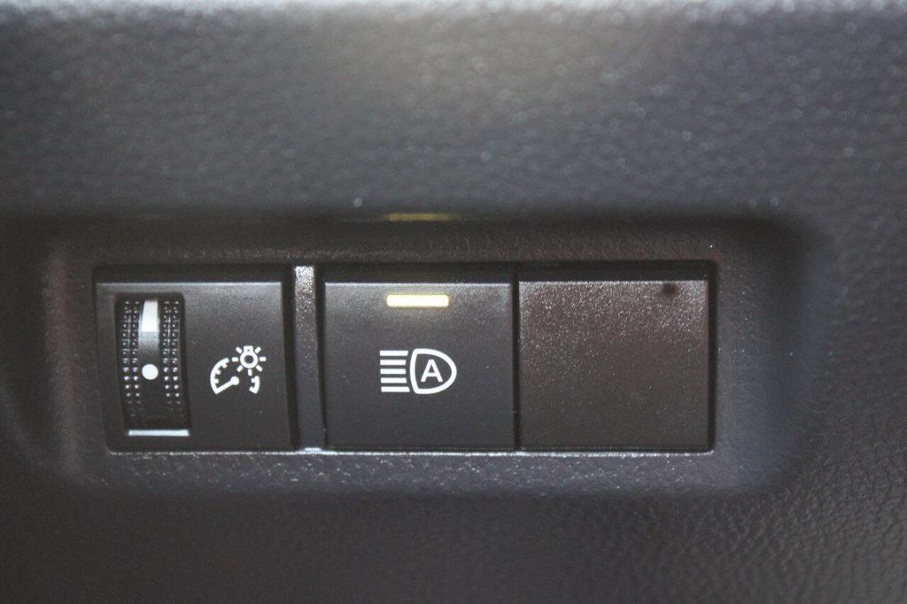 2020 Toyota RAV4 LE FWD - 22905607 - 30