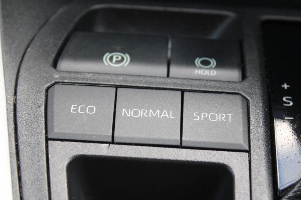 2020 Toyota RAV4 LE FWD - 22905607 - 31