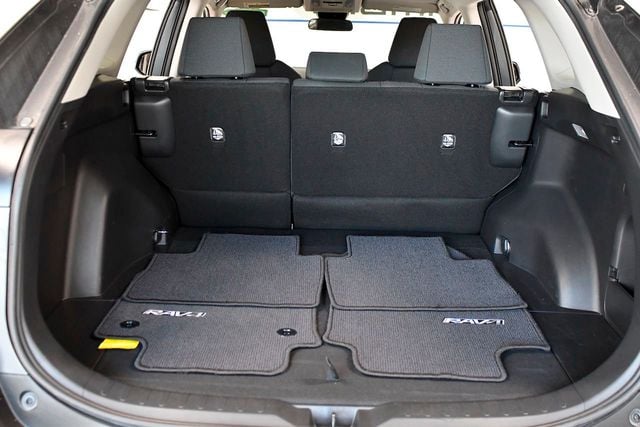 2020 Toyota RAV4 LE FWD - 22171309 - 12