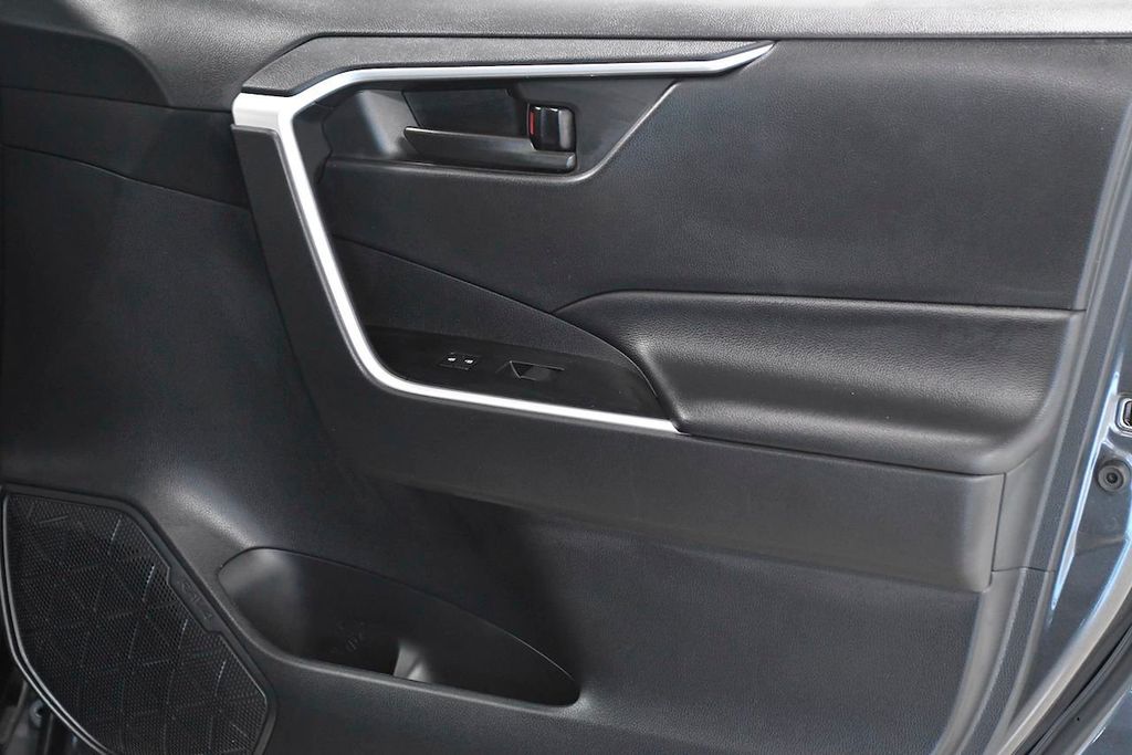 2020 Toyota RAV4 LE FWD - 22171309 - 17