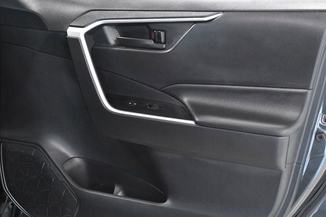 2020 Toyota RAV4 LE FWD - 22171309 - 17