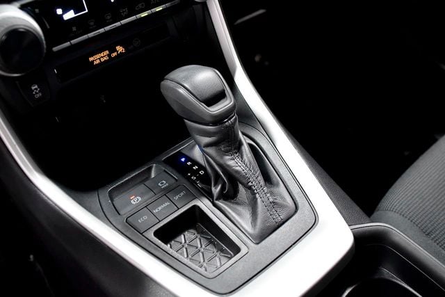 2020 Toyota RAV4 LE FWD - 22171309 - 24