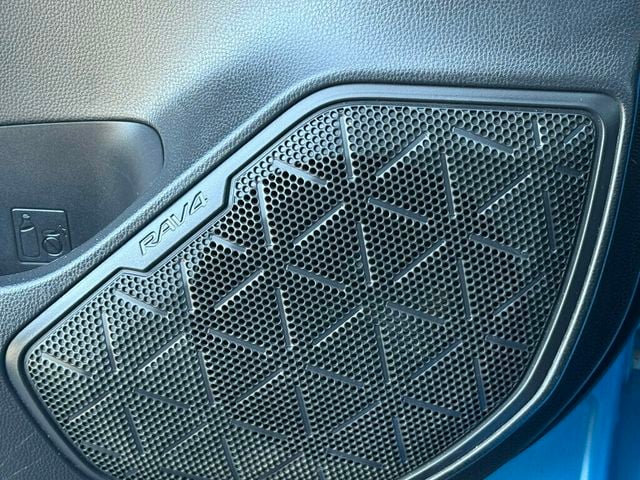 2020 Toyota RAV4 LE FWD - 23090026 - 28