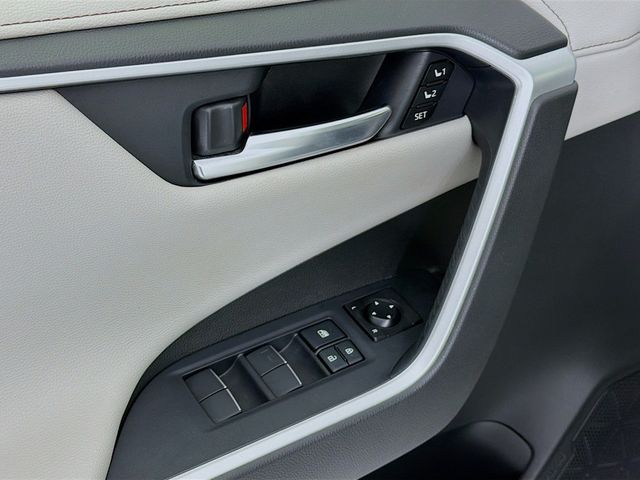 2020 Toyota RAV4 Limited AWD - 22975924 - 17