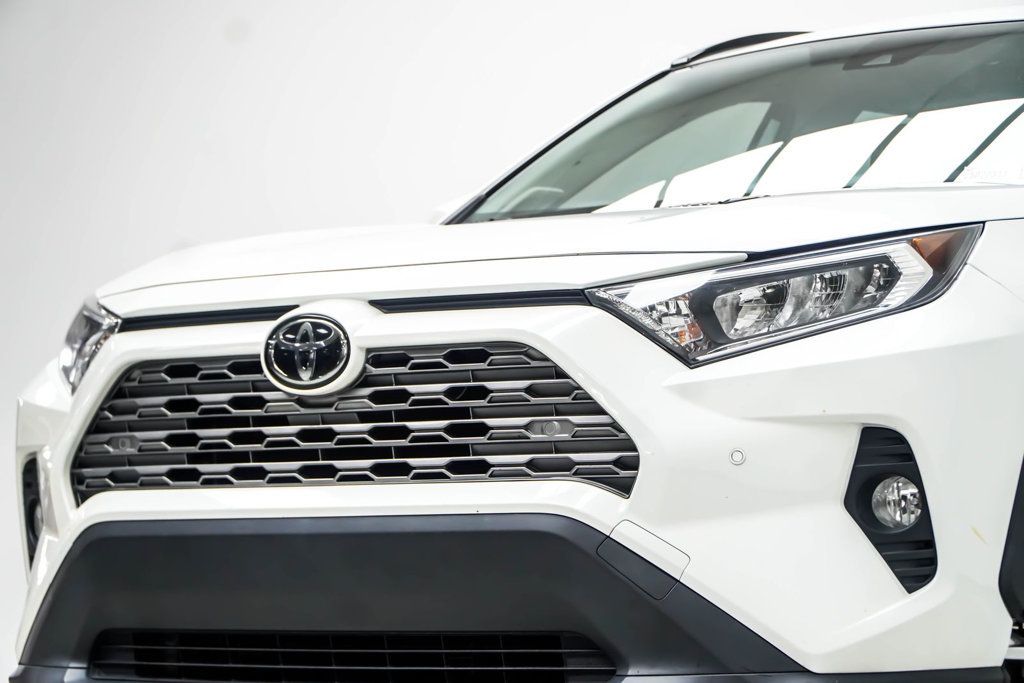 Toyota RAV4 photo 2