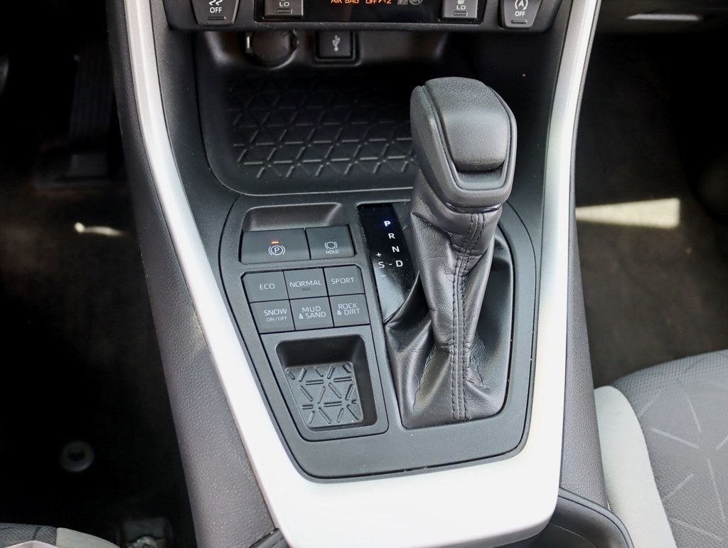 2020 Toyota RAV4 XLE AWD - 23036362 - 18