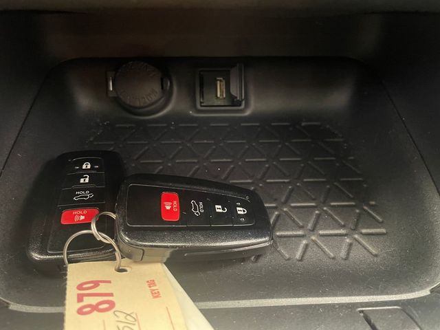 2020 Toyota RAV4 XLE AWD - 22937633 - 27