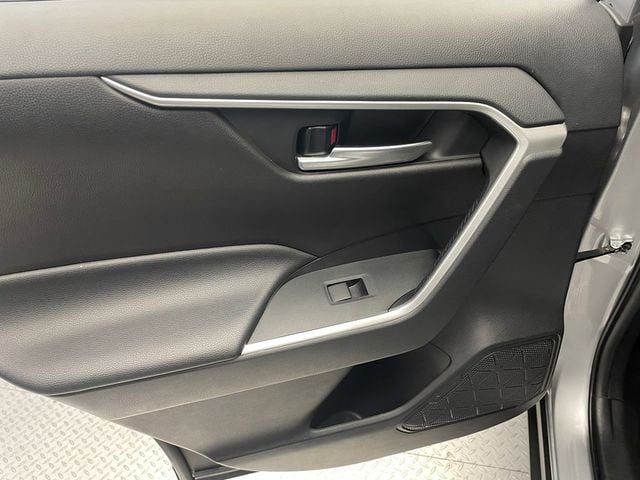 2020 Toyota RAV4 XLE AWD - 22937633 - 32