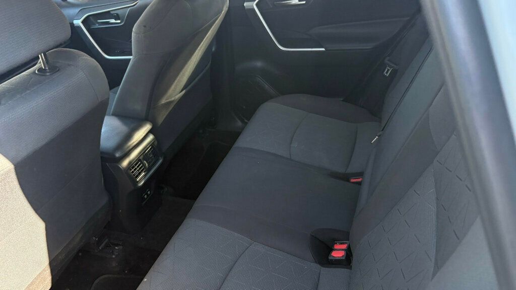 2020 Toyota RAV4 XLE FWD - 22953437 - 6