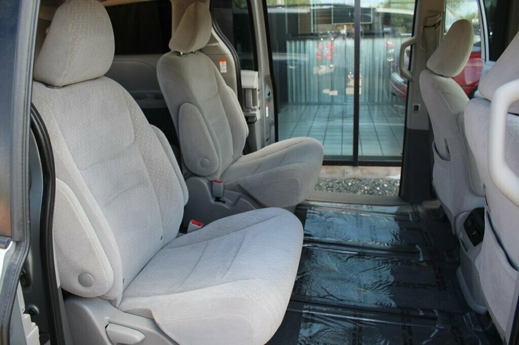 2020 Toyota Sienna LE photo 10