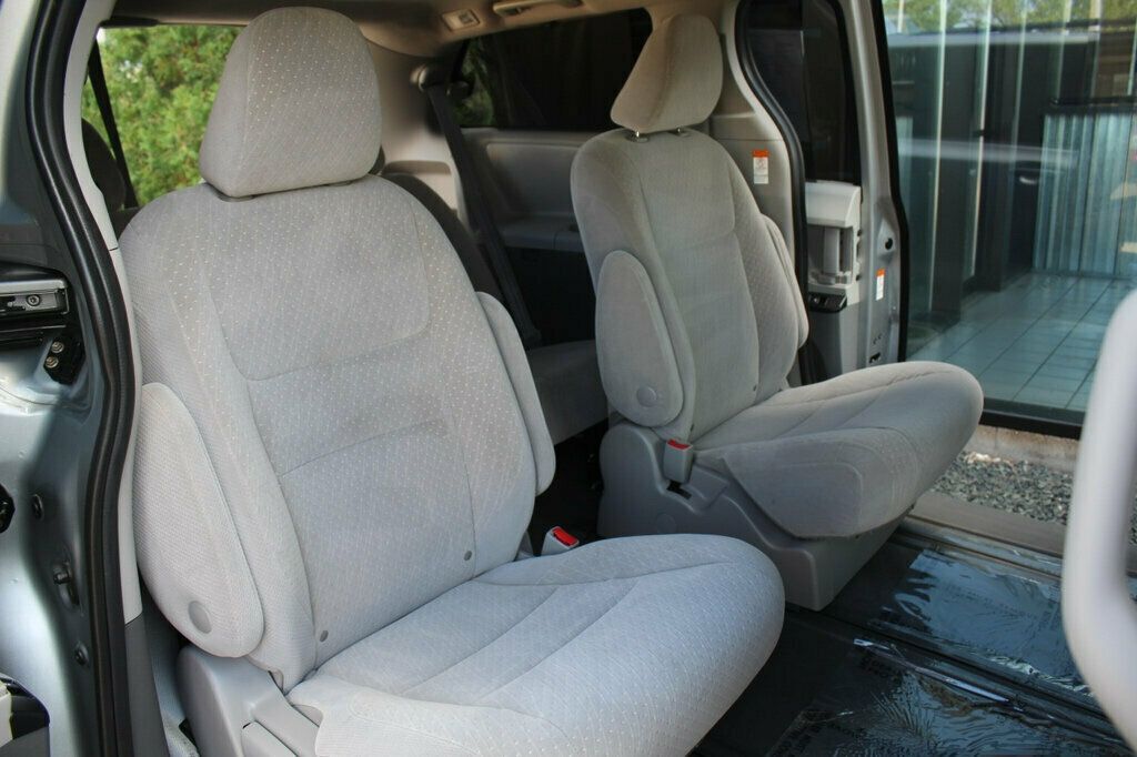 2020 Toyota Sienna LE photo 11