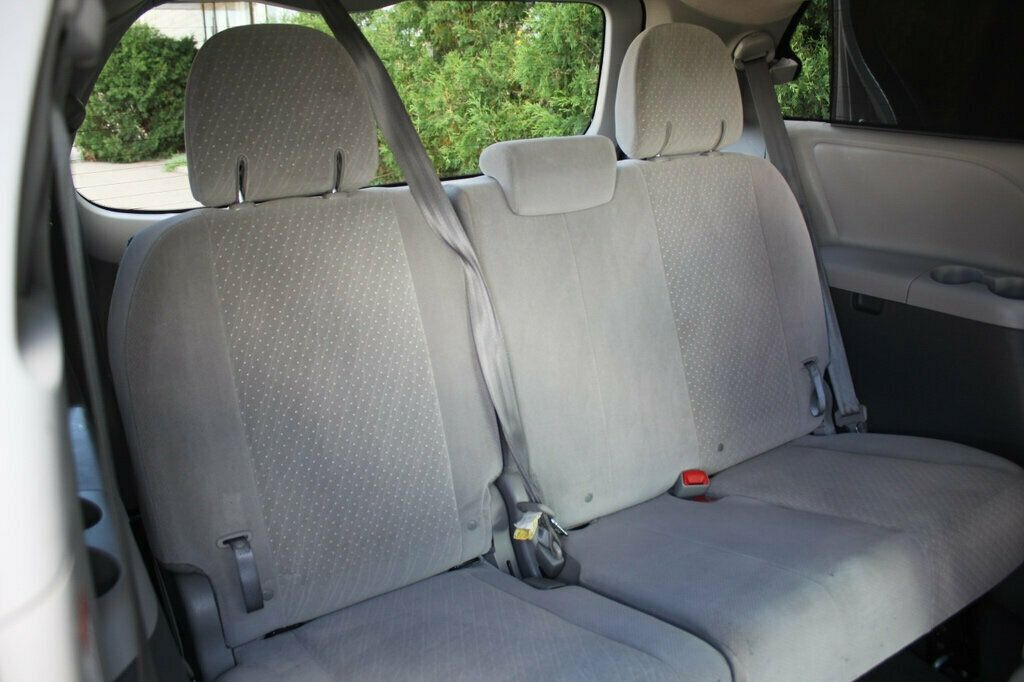 2020 Toyota Sienna LE photo 12