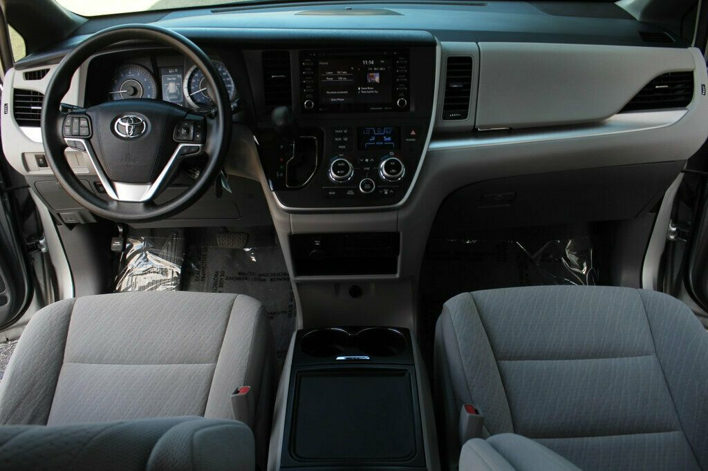 2020 Toyota Sienna LE photo 13