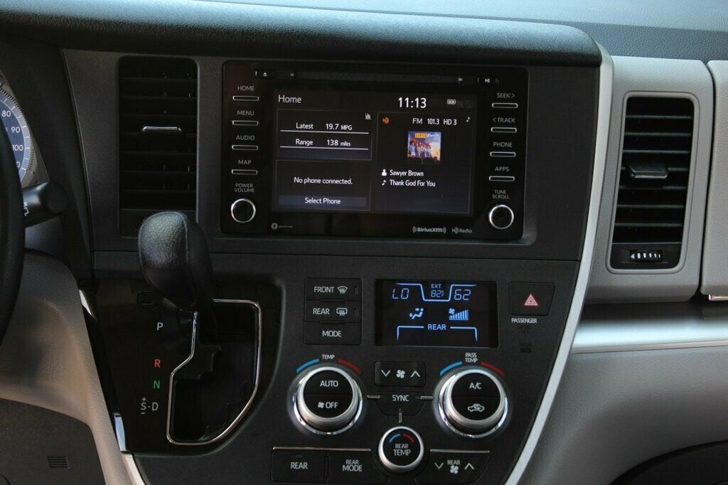 2020 Toyota Sienna LE photo 14