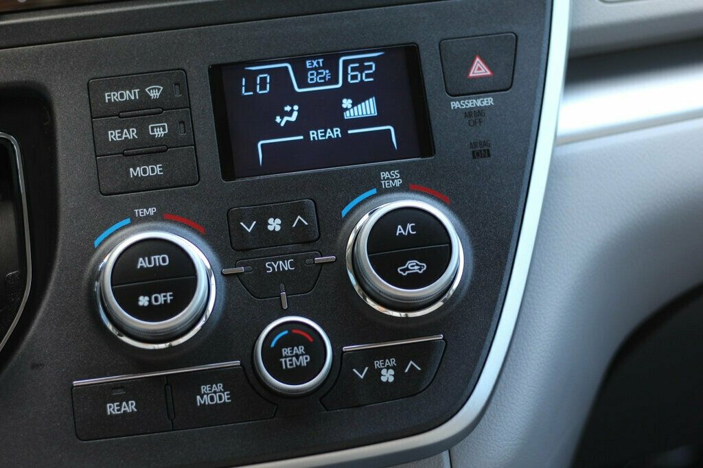 2020 Toyota Sienna LE photo 16