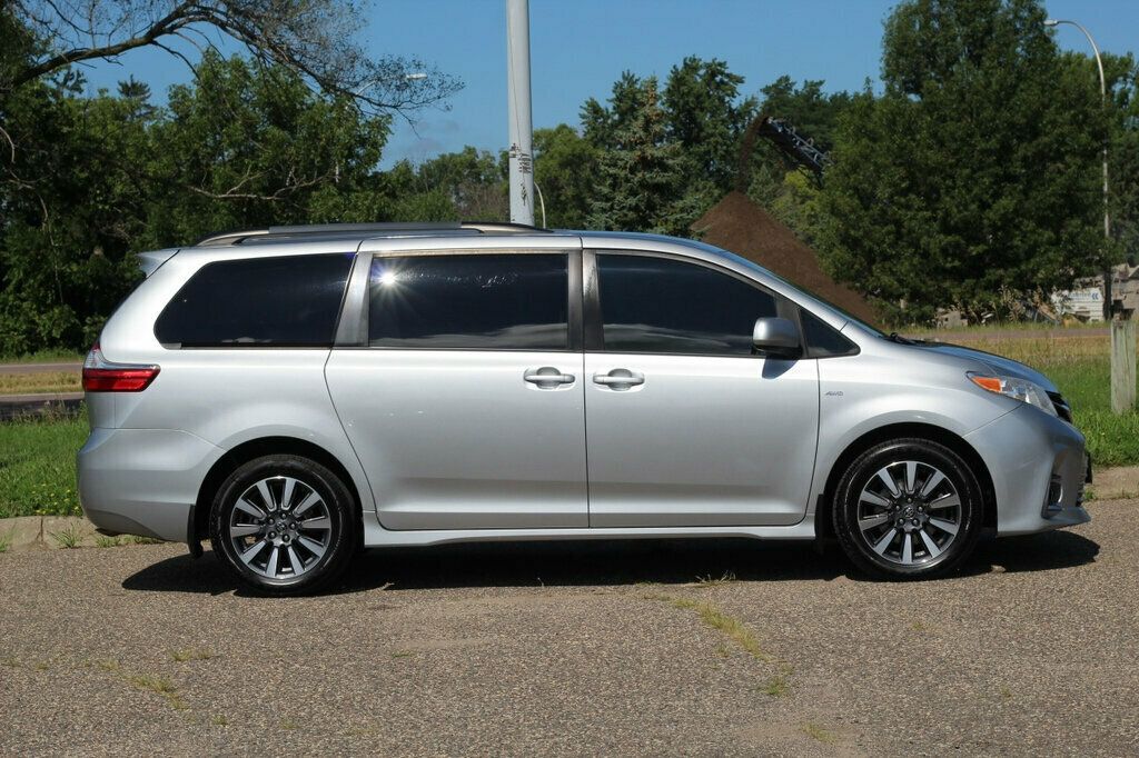 2020 Toyota Sienna LE photo 2
