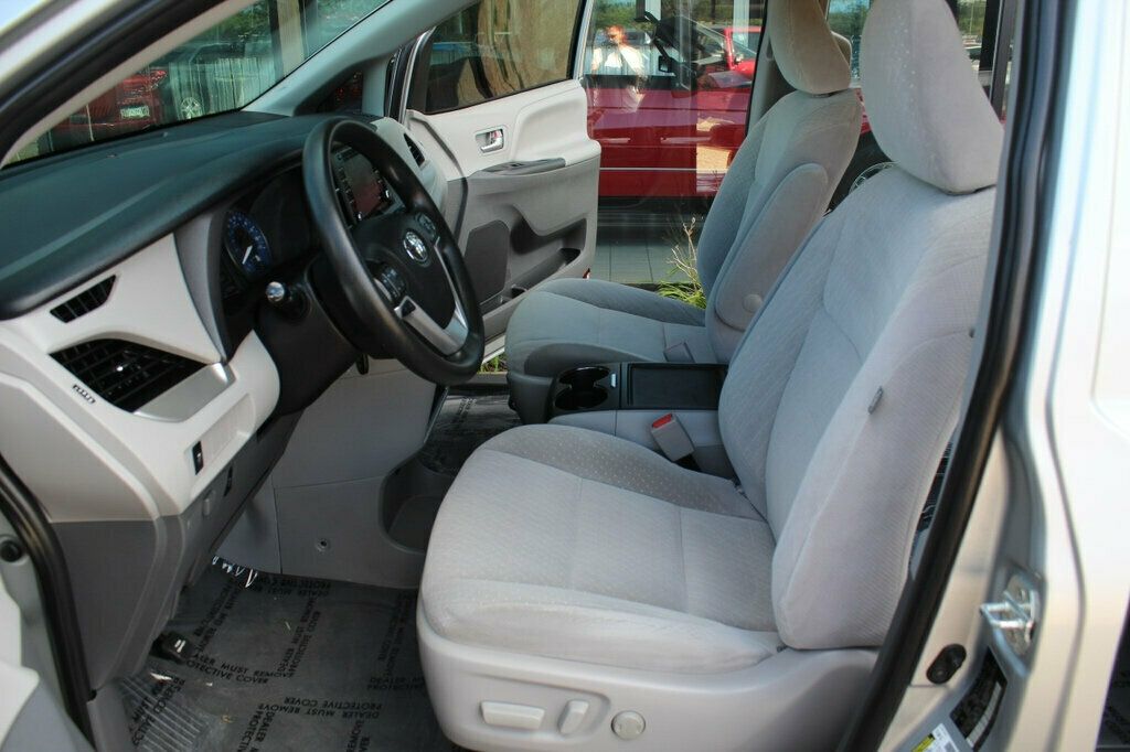 2020 Toyota Sienna LE photo 22