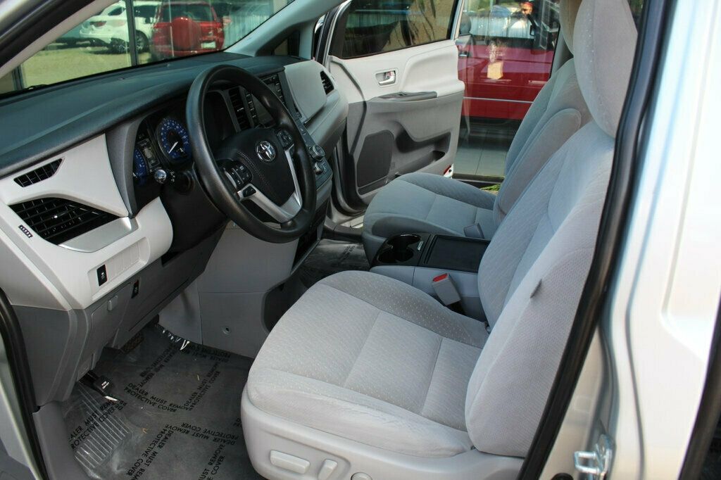2020 Toyota Sienna LE photo 23