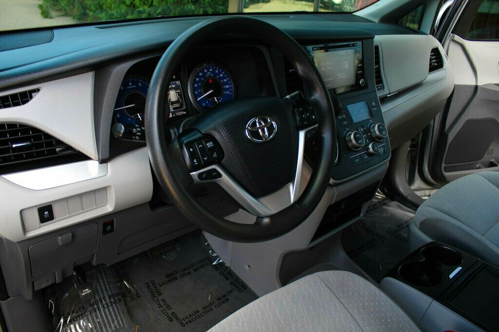 2020 Toyota Sienna LE photo 25