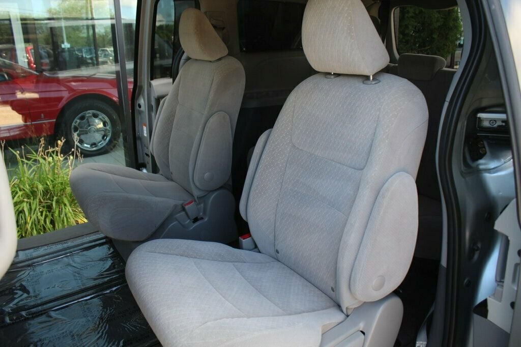2020 Toyota Sienna LE photo 27