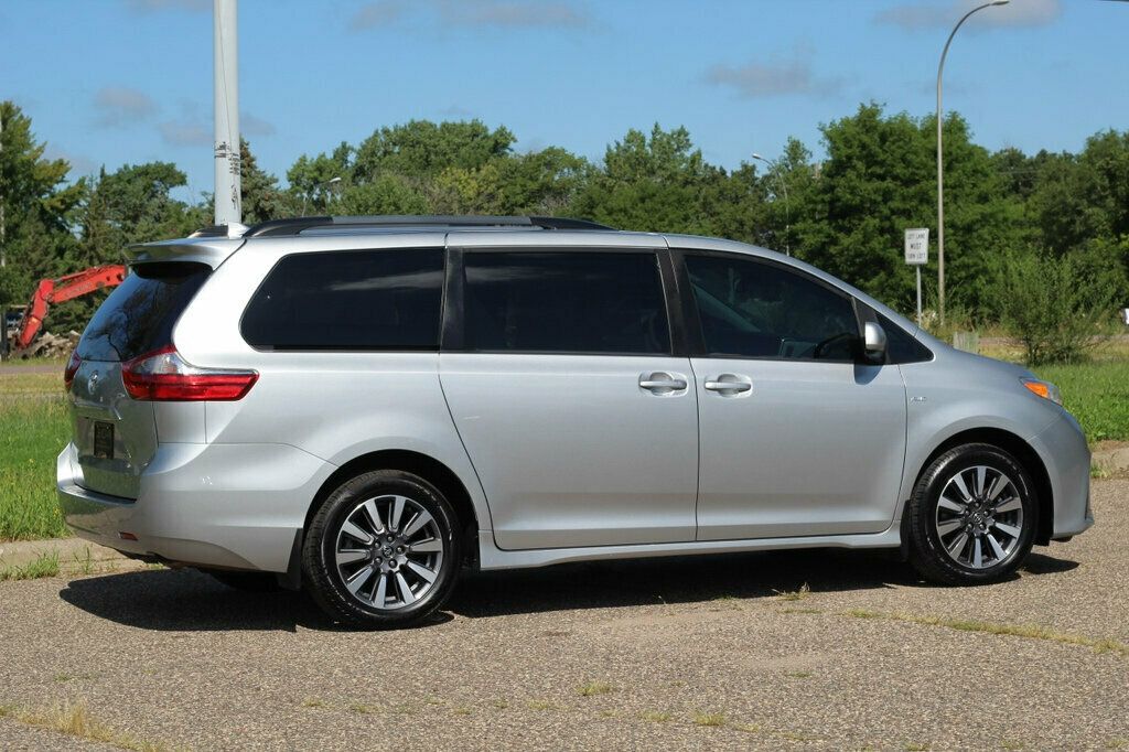 2020 Toyota Sienna LE photo 3