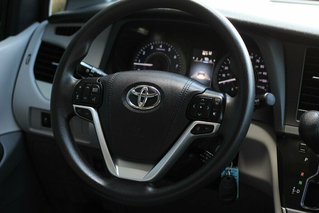 2020 Toyota Sienna LE photo 28