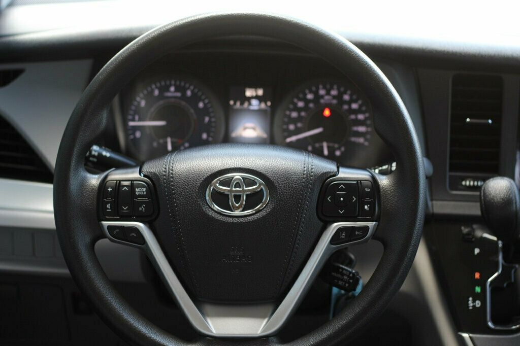 2020 Toyota Sienna LE photo 29