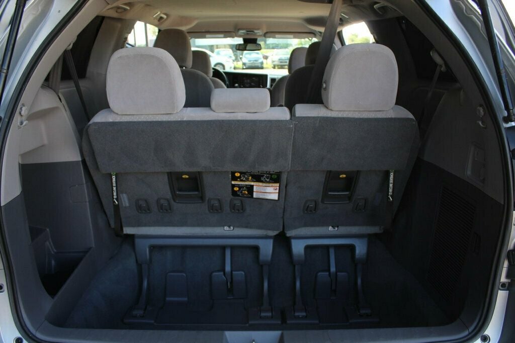 2020 Toyota Sienna LE photo 30