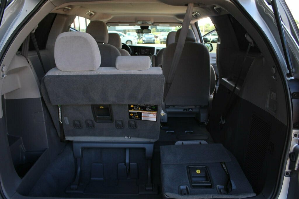 2020 Toyota Sienna LE photo 31