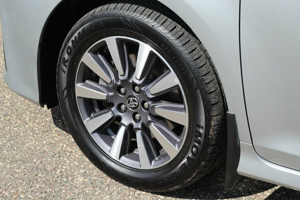 2020 Toyota Sienna LE photo 32