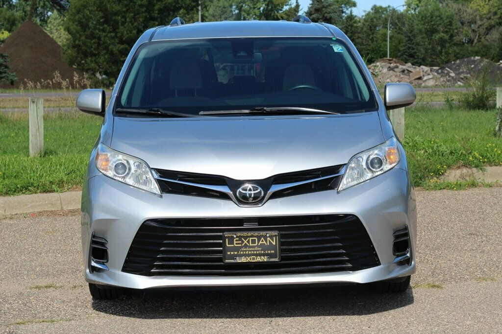 2020 Toyota Sienna LE photo 4