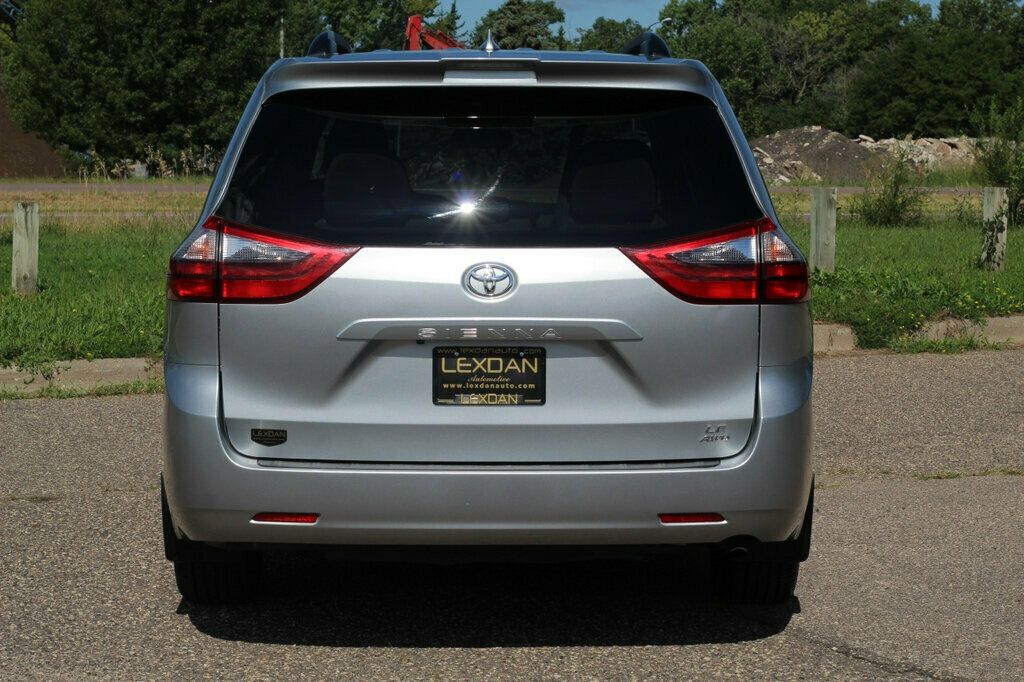 2020 Toyota Sienna LE photo 5