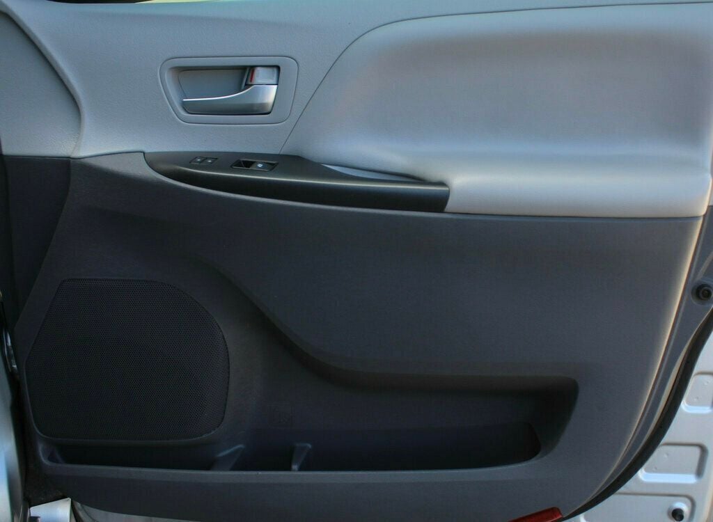 2020 Toyota Sienna LE photo 6