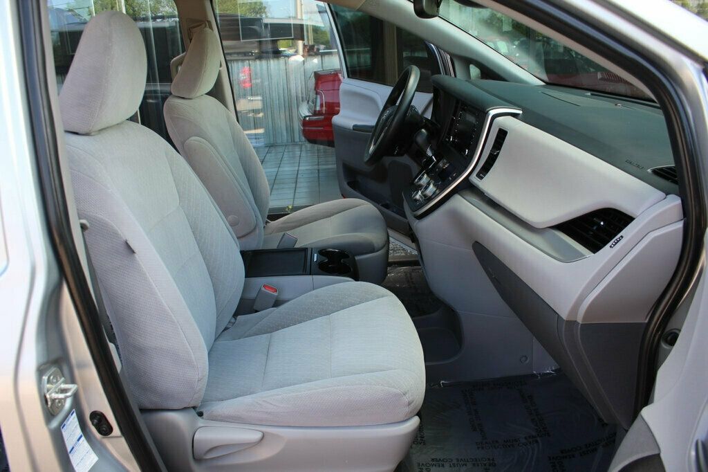 2020 Toyota Sienna LE photo 7