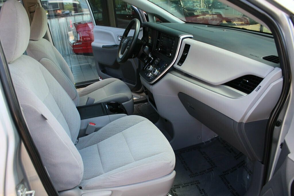 2020 Toyota Sienna LE photo 8